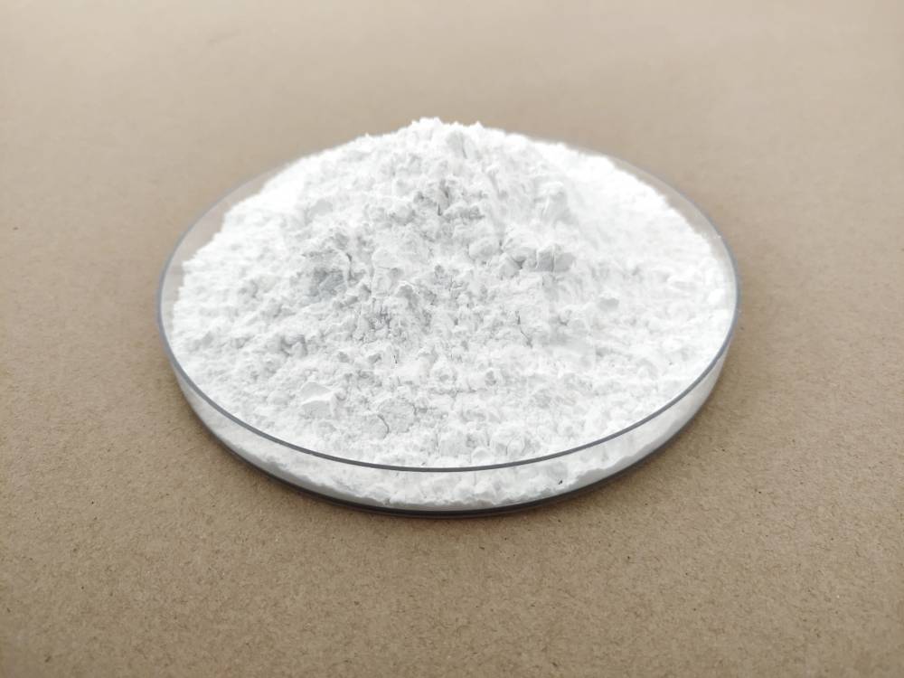 Quelle est la raison de l'augmentation significative de l'absorption d'humidité des matériaux après le broyage en poudre?